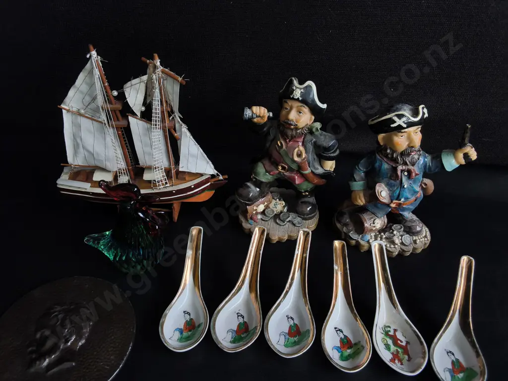 MIX OF DECORATIVE ITEMS, TALLEST H 24 CM Image 1++