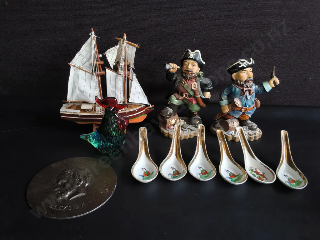 MIX OF DECORATIVE ITEMS, TALLEST H 24 CM Image 1++