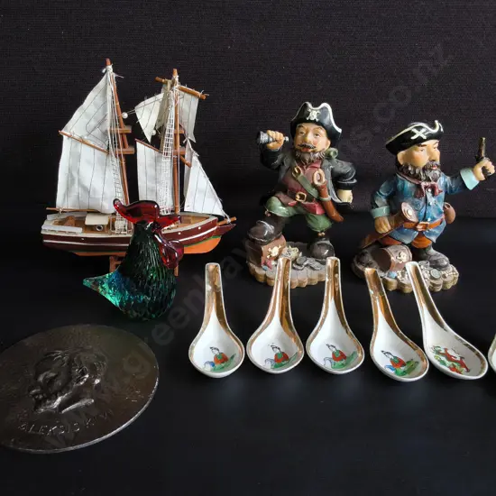 MIX OF DECORATIVE ITEMS, TALLEST H 24 CM