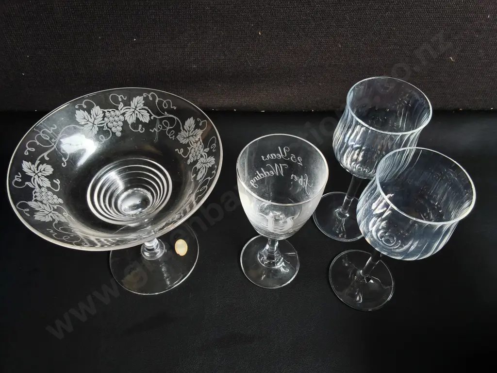 MIX OF VINTAGE GLASSWARE, 4 PIECES, TALLEST H 17 CM Image 1++
