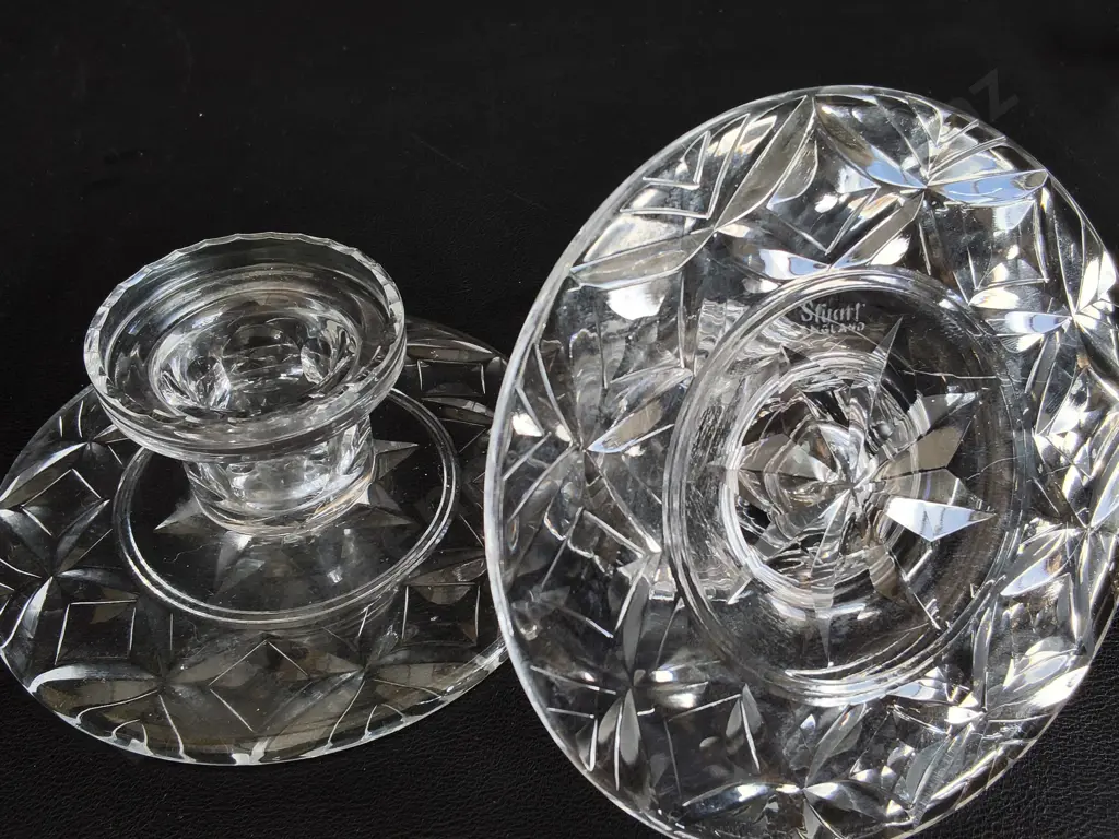 VINTAGE STUART CRYSTAL CHANDLE HOLDERS, AND PAIR OF TRINKET DISHES INCLUDING VINTAGE AVON, WIDEST W 21 CM, 4 PIECES Image 1++