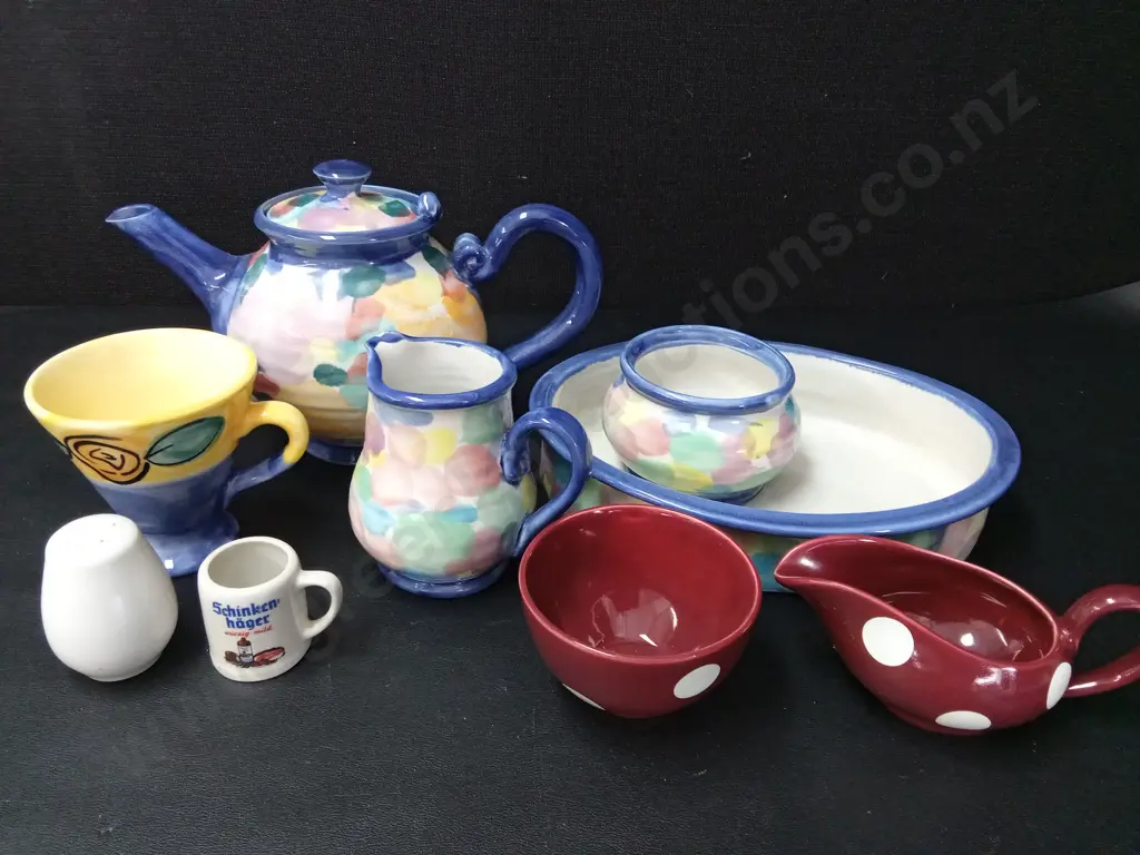 MIX OF KITCHEN ITEMS TALLEST H17CM INCLUDING TONY SLY AND CHRISTINE HARRIS Image 1++