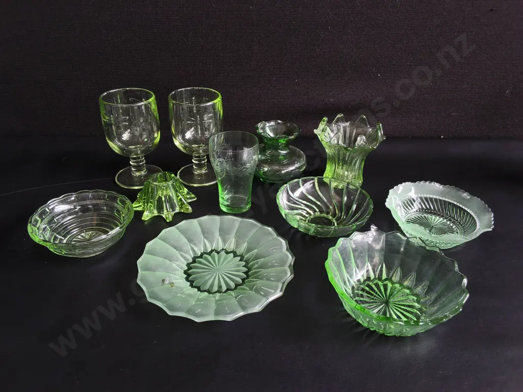 COLLECTION OF VINTAGE LIGHT GREEN PRESSED GLASSWARE, TALLEST H 13 CM Image 1++
