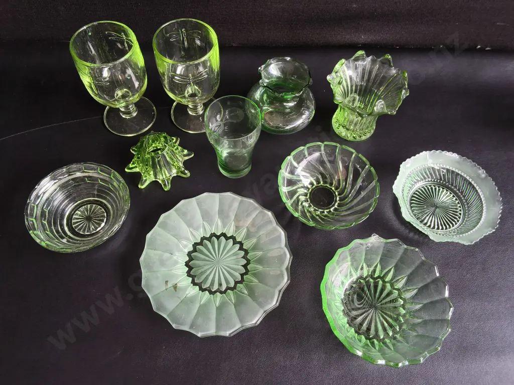 COLLECTION OF VINTAGE LIGHT GREEN PRESSED GLASSWARE, TALLEST H 13 CM Image 1++