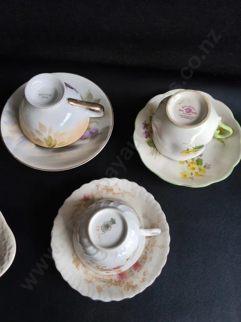 COLLECTION OF VINTAGE FLORAL PORCELAIN TEA WARE, INCLUDING 3 TEA CUP AND SAUCER SETS Image 1++