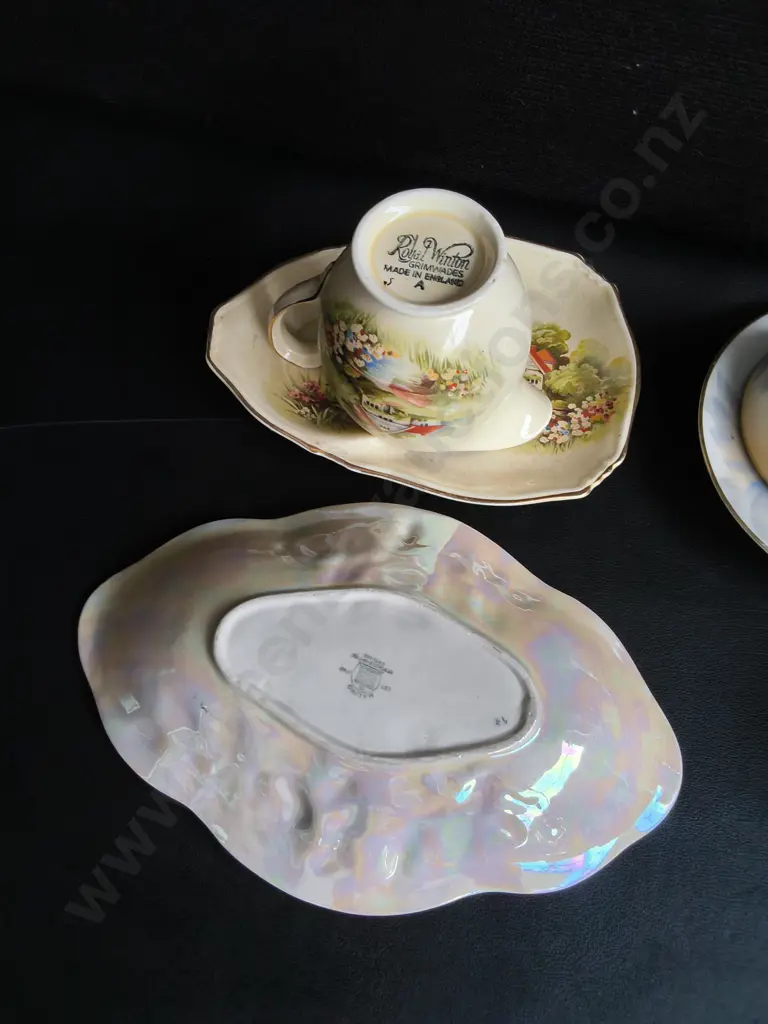 COLLECTION OF VINTAGE FLORAL PORCELAIN TEA WARE, INCLUDING 3 TEA CUP AND SAUCER SETS Image 1++