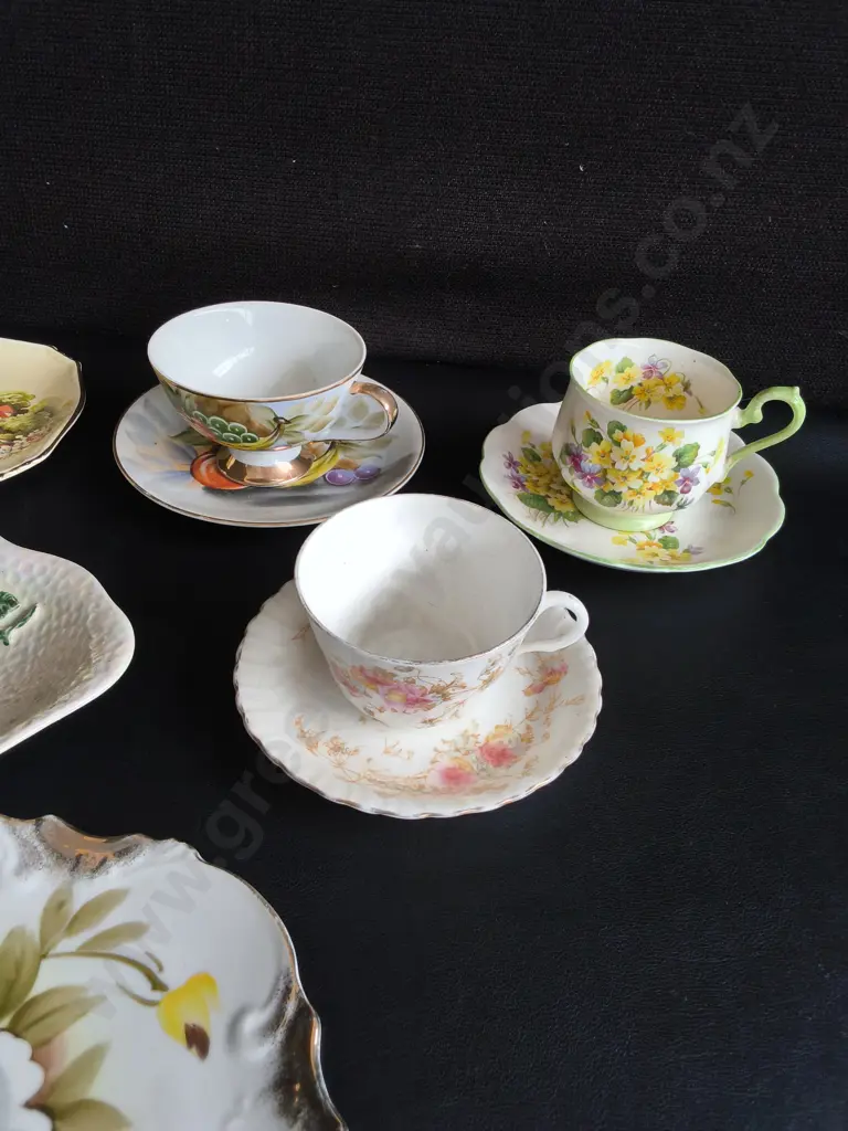 COLLECTION OF VINTAGE FLORAL PORCELAIN TEA WARE, INCLUDING 3 TEA CUP AND SAUCER SETS Image 1++