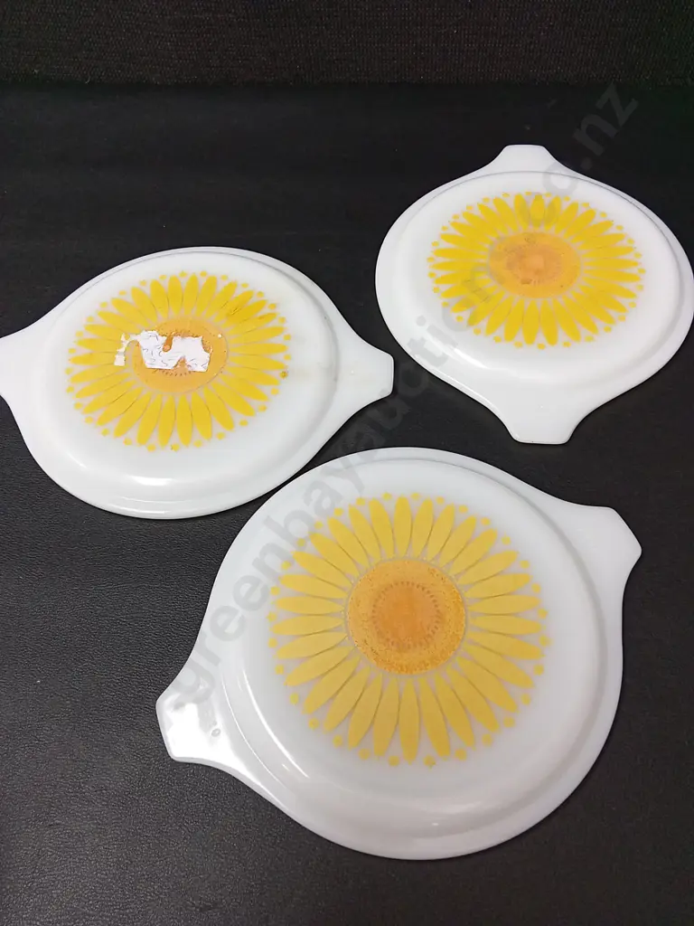 5 PYREX DISHES TALLEST H9.5CM AND A CASSEROLE DISH Image 1++