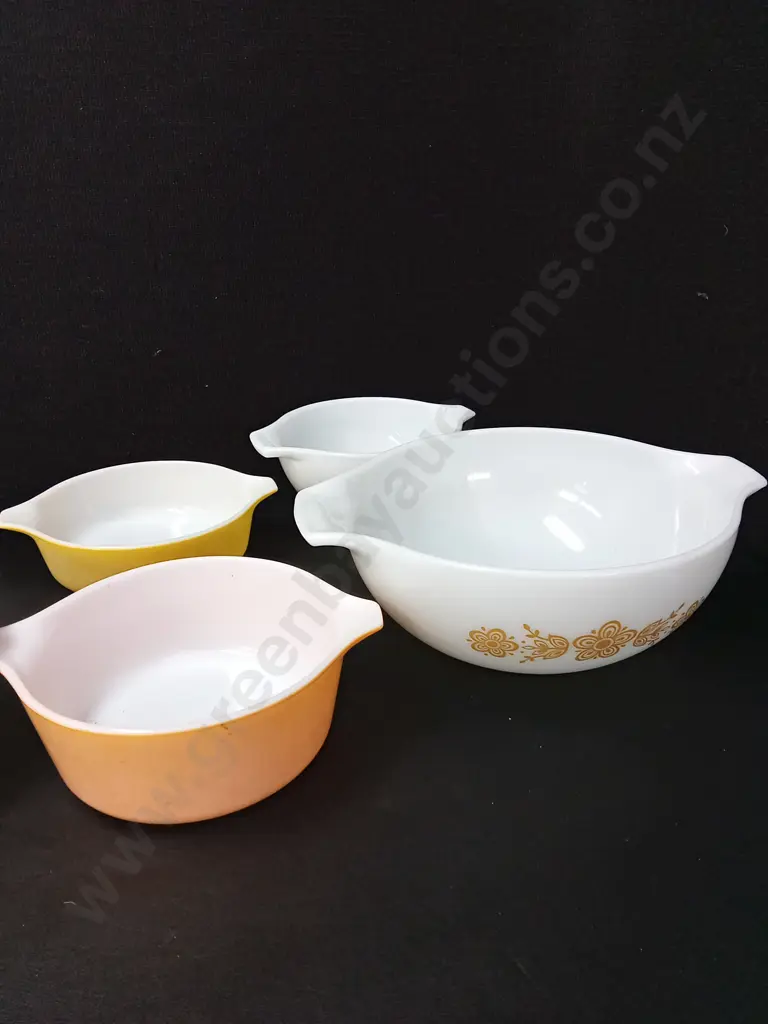 5 PYREX DISHES TALLEST H9.5CM AND A CASSEROLE DISH Image 1++