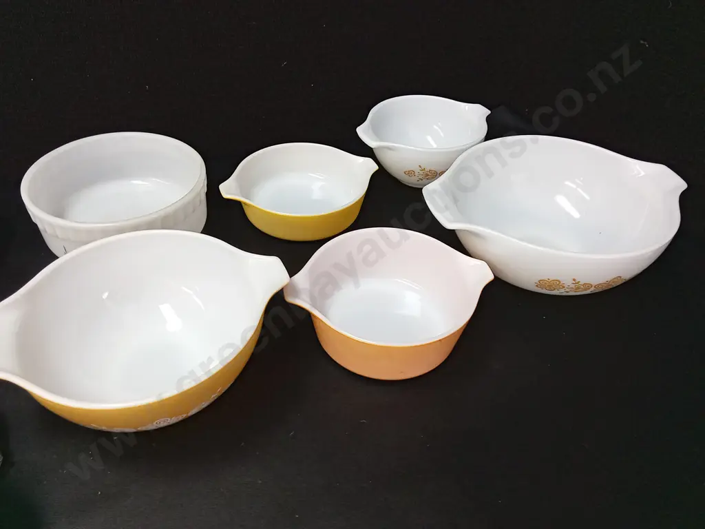 5 PYREX DISHES TALLEST H9.5CM AND A CASSEROLE DISH Image 1++