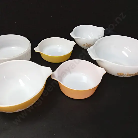 5 PYREX DISHES TALLEST H9.5CM AND A CASSEROLE DISH