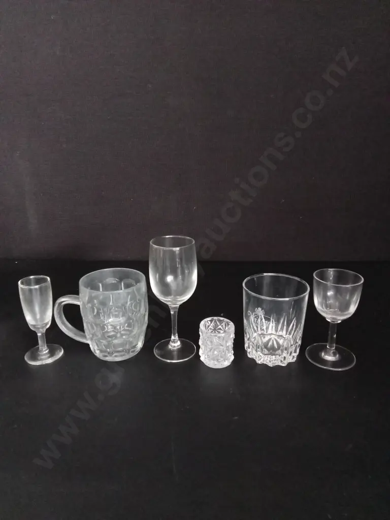 17 PIECES VINTAGE GLASSWARE TALLEST H15.5CM Image 1++