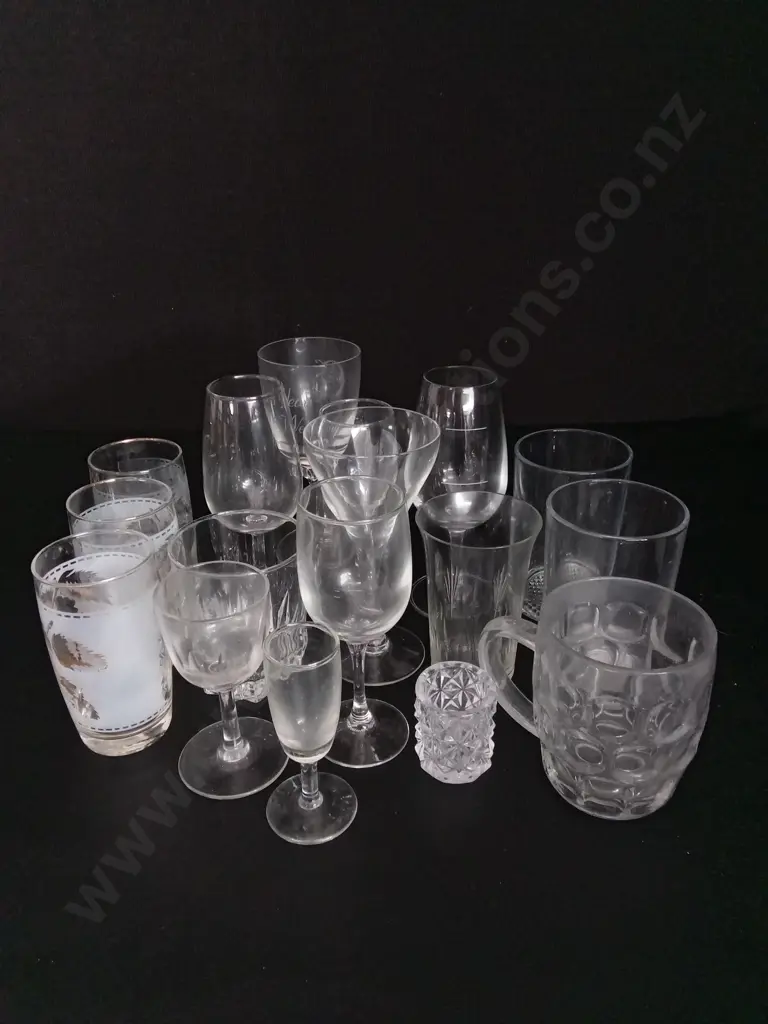 17 PIECES VINTAGE GLASSWARE TALLEST H15.5CM Image 1++
