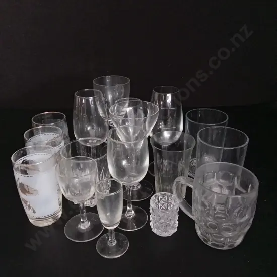 17 PIECES VINTAGE GLASSWARE TALLEST H15.5CM