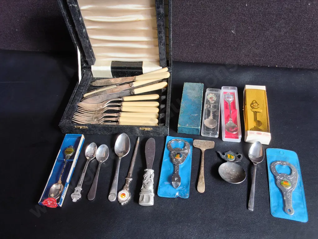 MIX OF VINTAGE CUTLERY AND SOUVENIR SPOONS Image 1++