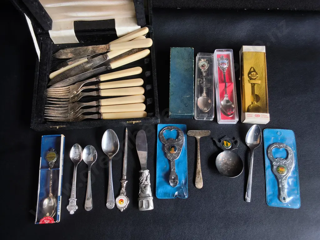 MIX OF VINTAGE CUTLERY AND SOUVENIR SPOONS Image 1++