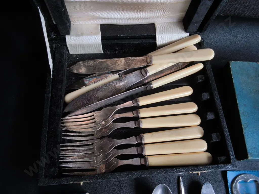 MIX OF VINTAGE CUTLERY AND SOUVENIR SPOONS Image 1++