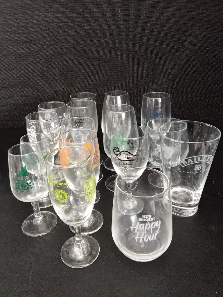 16 PIECES OF VINTAGE PROMOTIONAL GLASSWARE TALLEST H15CM Image 1++