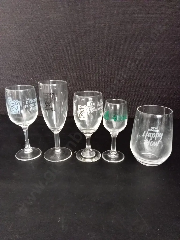 16 PIECES OF VINTAGE PROMOTIONAL GLASSWARE TALLEST H15CM Image 1++
