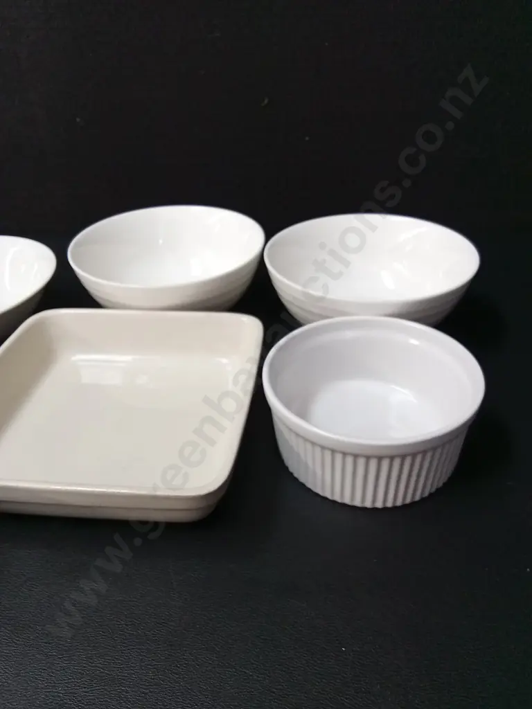 6 DISHES INCLUDING CROWL LYNN L15.5CM AND VINTAGE SOUVINER SALT AND PEPPER SHAKER Image 1++
