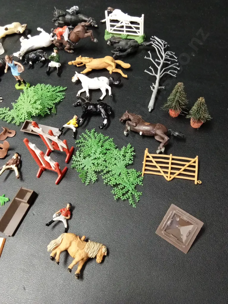 COLLECTION OF VINTAGE BRITAINS LTD ENGLAND EQUESTRIAN FIGURINES Image 1++