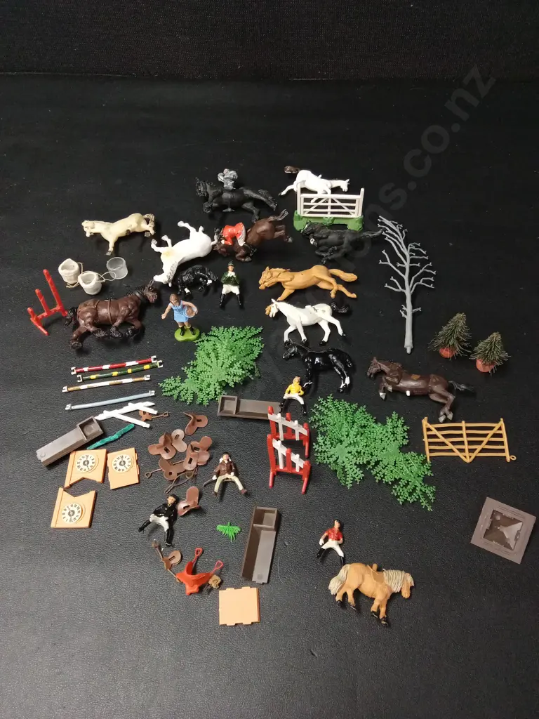 COLLECTION OF VINTAGE BRITAINS LTD ENGLAND EQUESTRIAN FIGURINES Image 1++
