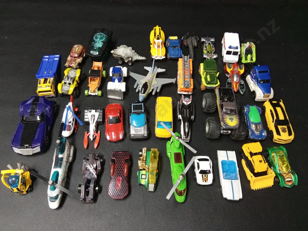 COLLECTION OF VINTAGE TOY CARS Image 1++