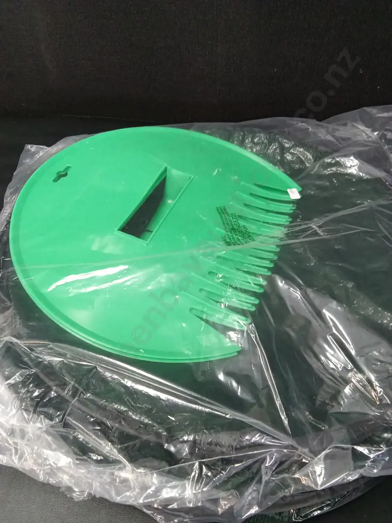 TAKASHO GARDEN BAG WITH LEAF GRABBERS Image 1++