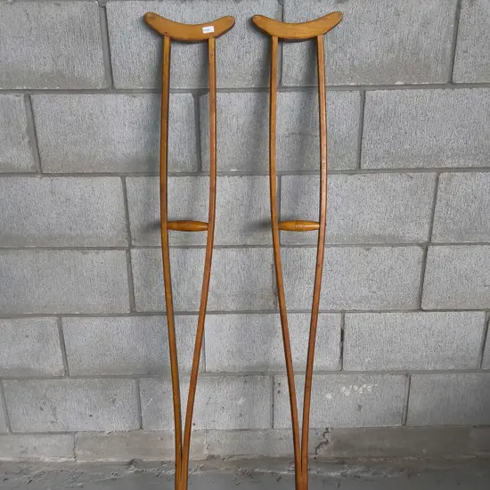 VINTAGE WOODEN UNDERARM CRUTCHES