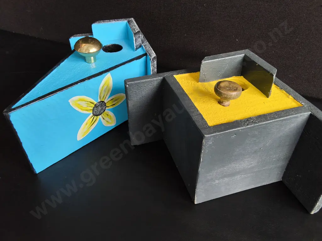 PAIR OF HANDMADE WOODEN BIRDHOUSES, TALLEST H 40 CM Image 1++