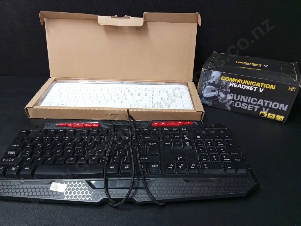 2 KEYBOARDS AND A COMMUNICATION HEADSET V Image 1++
