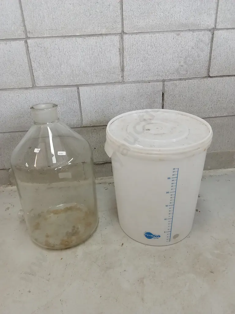 20 LITRE GLASS PYREX BOTTLE WITH BOTTOM OUTLET AND PLASTIC WATER CONTAINER, H 42CM Image 1++