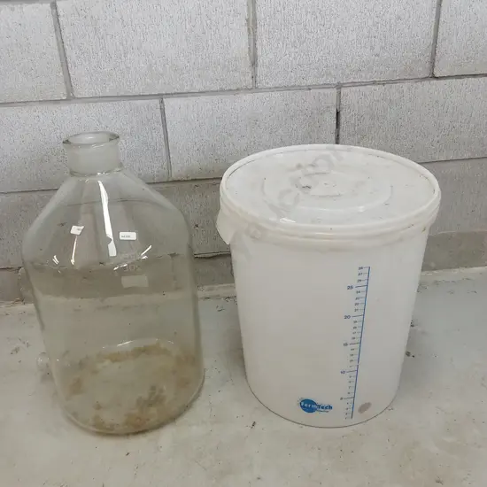 20 LITRE GLASS PYREX BOTTLE WITH BOTTOM OUTLET AND PLASTIC WATER CONTAINER, H 42CM