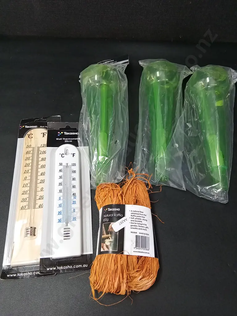 2 TAKASHO WALL THERMOMETERS, 3 RAIN WATER GAUGES AND NATURAL RAFFIA 100G Image 1++
