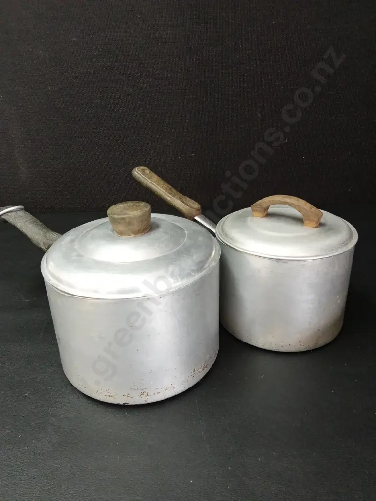 MIX OF KITCHEN ITEMS, 2 POTS, 5 GLASSES TALLEST H11CM AND 8 WHITE POSTS D20CM Image 1++
