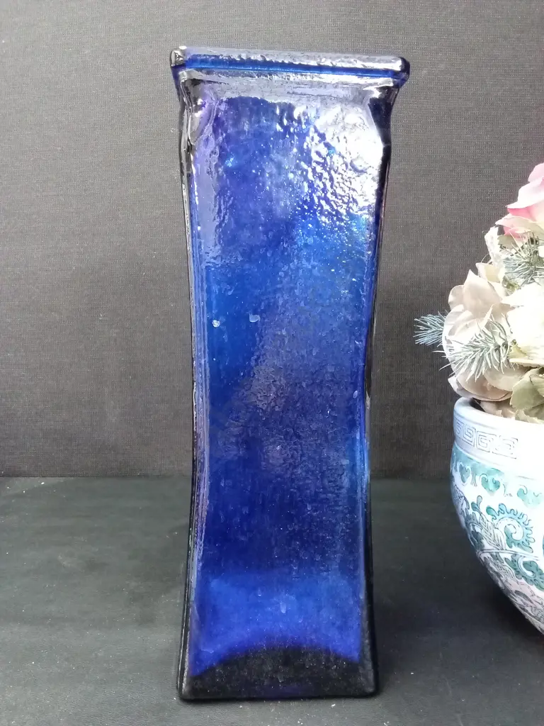 CLUE COBALT GLASS VASE H35CM AND A VINTAGE PORCELAIN FISHBOWL PLANTER H15CM WITH FAKE FLOWERS Image 1++