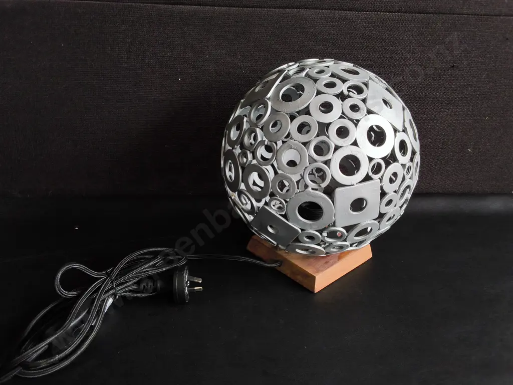 DECORATIVE SPHERE METAL TABLE LAMP, H 27 CM Image 1++