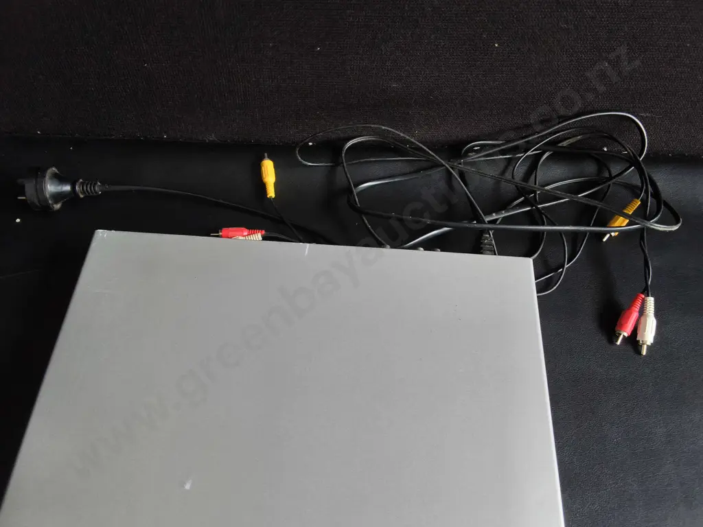 HOME DVD PLAYER WITH CABLES Image 1++