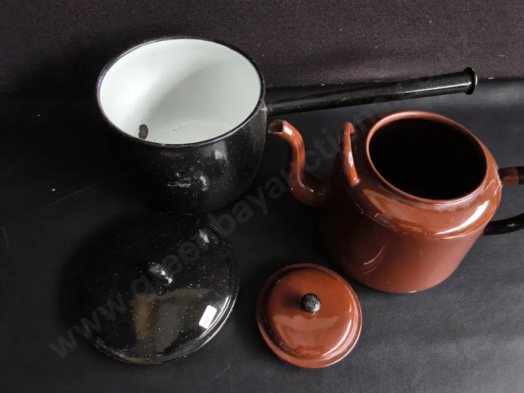 PAIR OF ENAMEL POTS, TALLEST H 21 CM Image 1++
