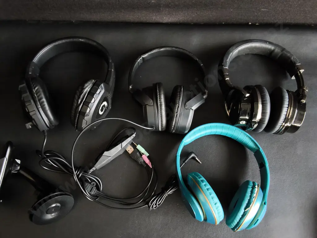 4 PAIRS OF HEADPHONES AND PHONE HOLDER Image 1++