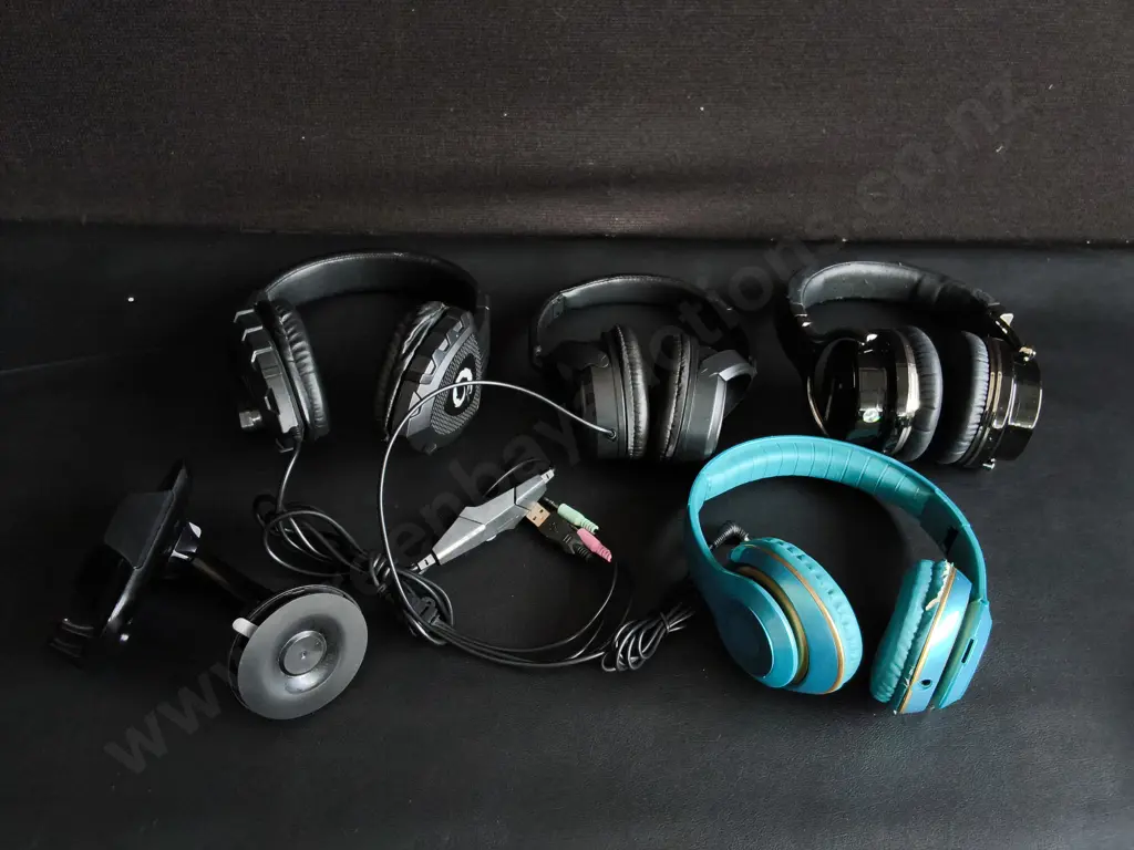 4 PAIRS OF HEADPHONES AND PHONE HOLDER Image 1++