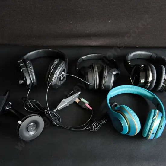 4 PAIRS OF HEADPHONES AND PHONE HOLDER