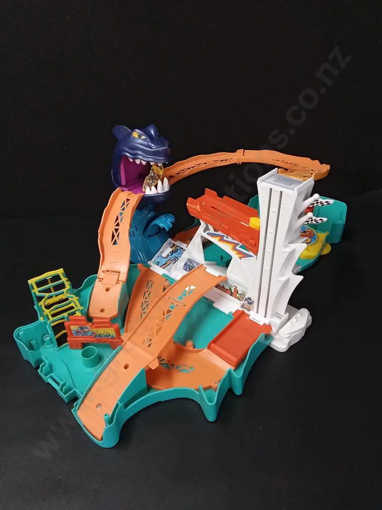 HOT WHEELS SHARK BITE BAY AND A CARRY CASE Image 1++