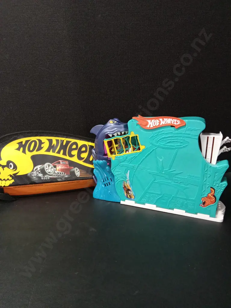 HOT WHEELS SHARK BITE BAY AND A CARRY CASE Image 1++