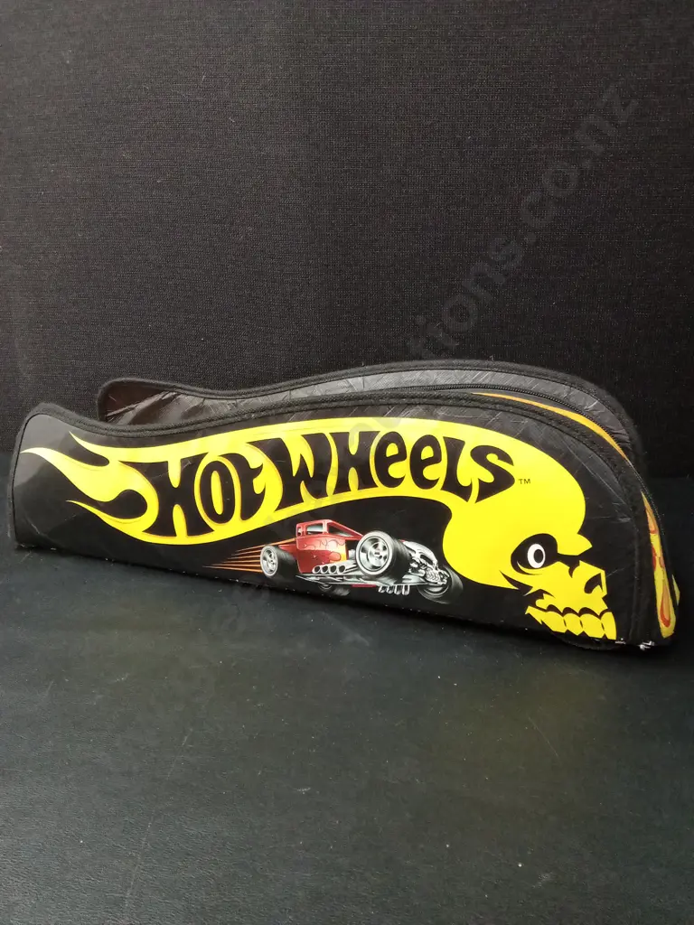 HOT WHEELS SHARK BITE BAY AND A CARRY CASE Image 1++