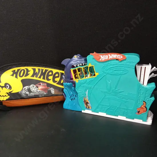 HOT WHEELS SHARK BITE BAY AND A CARRY CASE