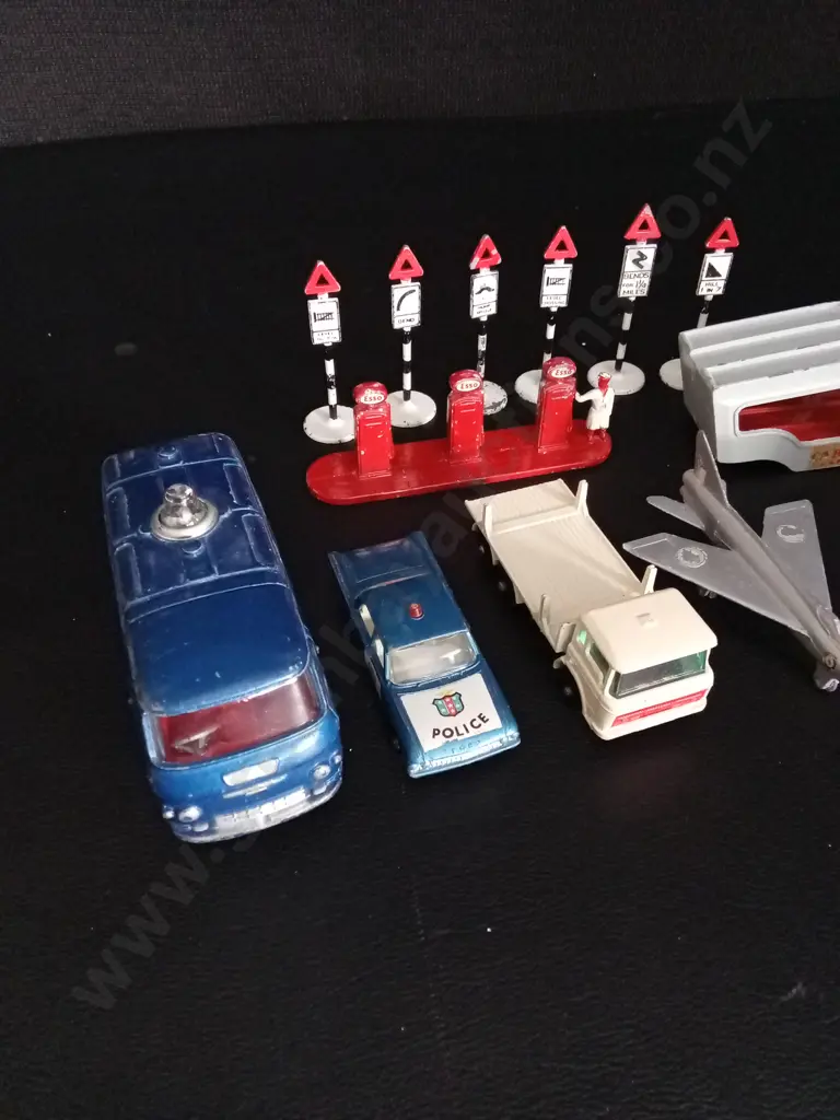COLLECTION OF VINTAGE MODEL CARS / SIGNS Image 1++