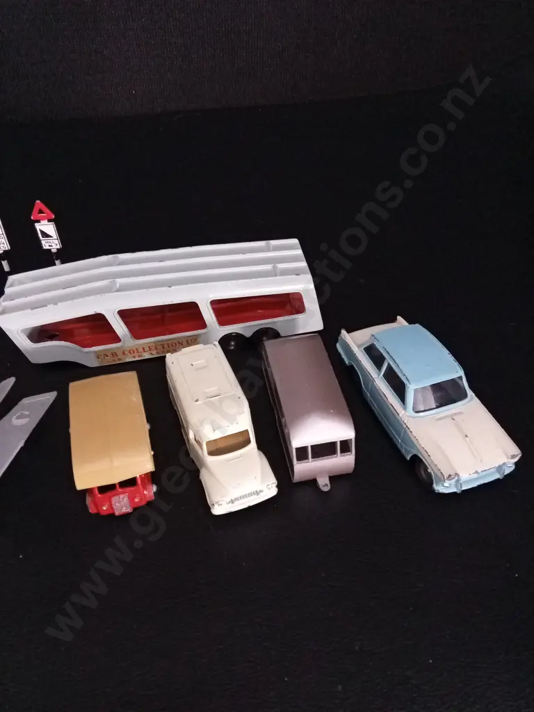 COLLECTION OF VINTAGE MODEL CARS / SIGNS Image 1++