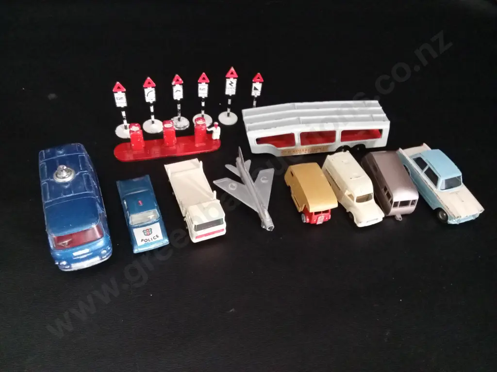 COLLECTION OF VINTAGE MODEL CARS / SIGNS Image 1++