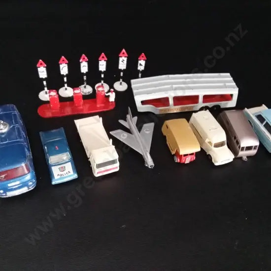 COLLECTION OF VINTAGE MODEL CARS / SIGNS